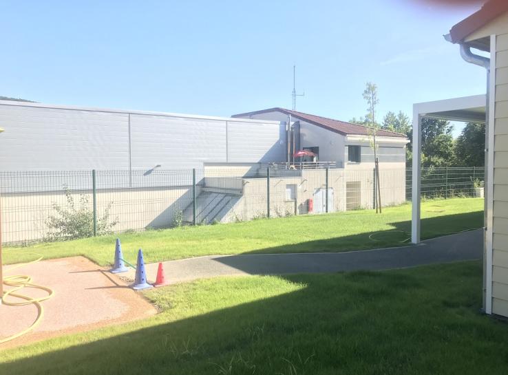 photo aménagement extérieur d'une crèche pour enfant