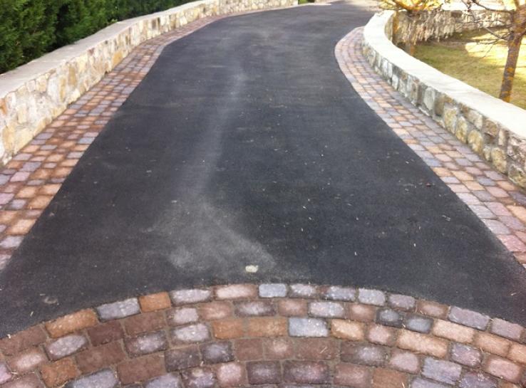 photo pour un accès en enrobé pour une villa