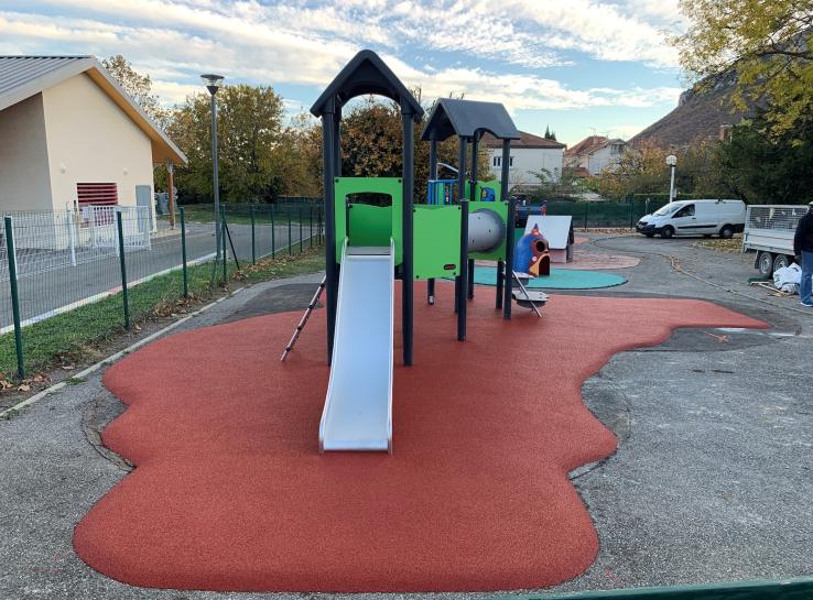 photo toboggan vert pour enfant aire de jeux