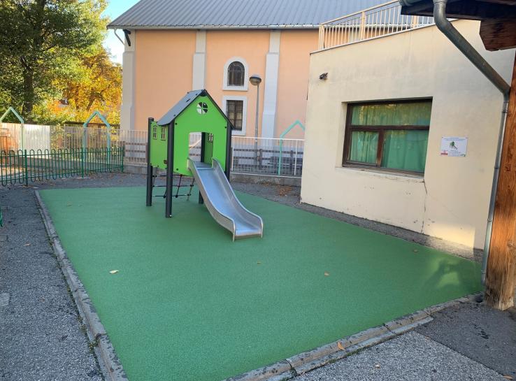 Photo toboggan vert pour aménagement aire de jeux pour enfants