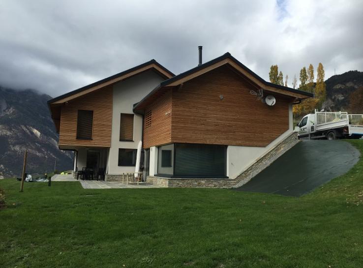 photo aménagement végétation autour d'une maison