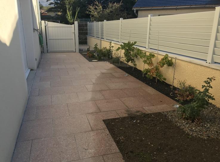 photo aménagement dalle à l'entrée d'une maison