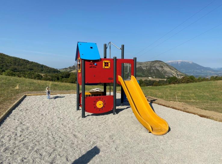 photo d'un toboggan dans une aire de jeux pour aménagement
