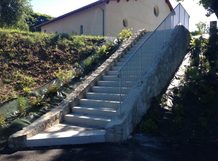grand escalier blanc qui mène a une maison