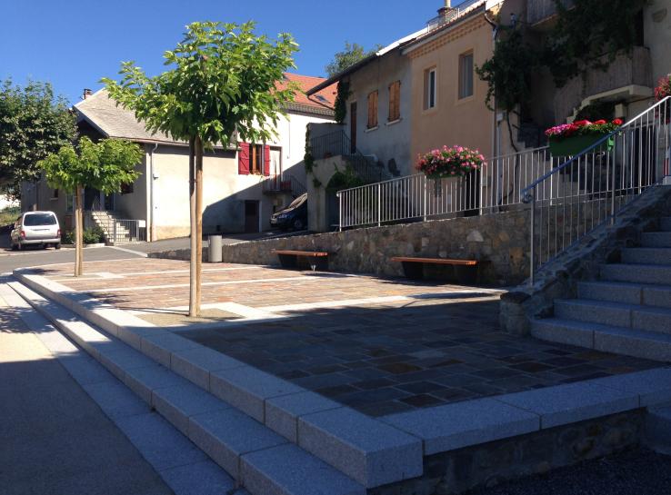 Photo en extérieur d'une maison et des escaliers