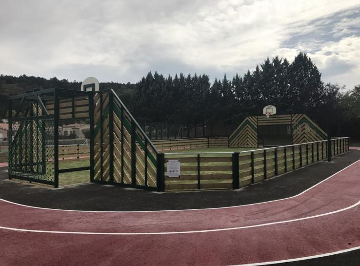 aménagement autour d'un stade d'aire de jeux