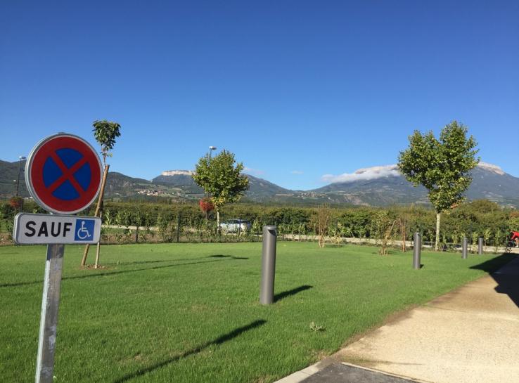 photo extérieur espace vert de la banque populaire de Tallard
