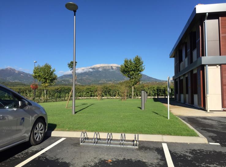 photo parking banque populaire de tallard