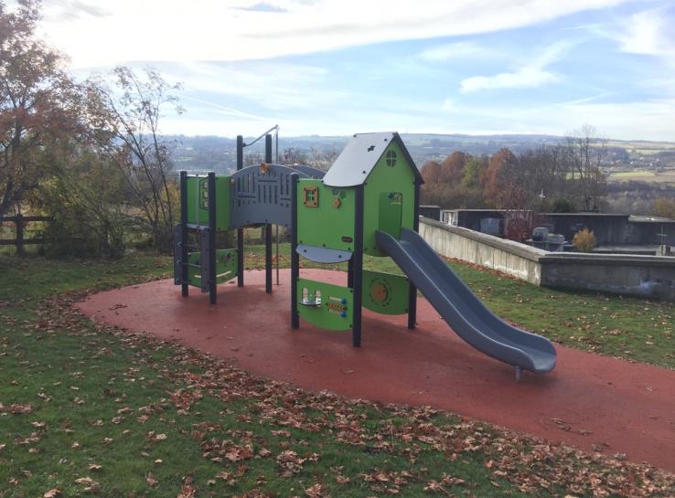 photo toboggan vert pour enfant aire de jeux