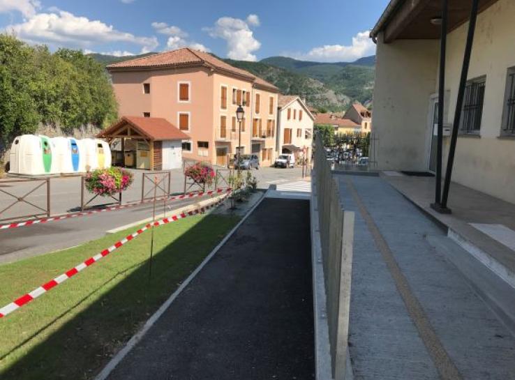 photo aménagement autour de la médiathèque de Tallard