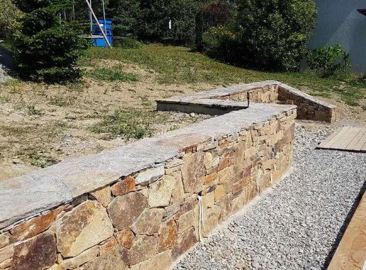 photo terrassement et aménagement autour d'une piscine