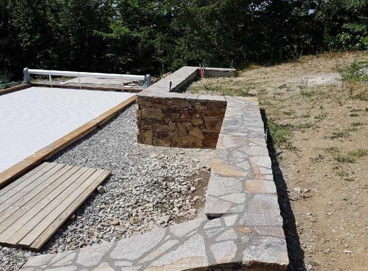 photo terrassement et aménagement autour d'une piscine