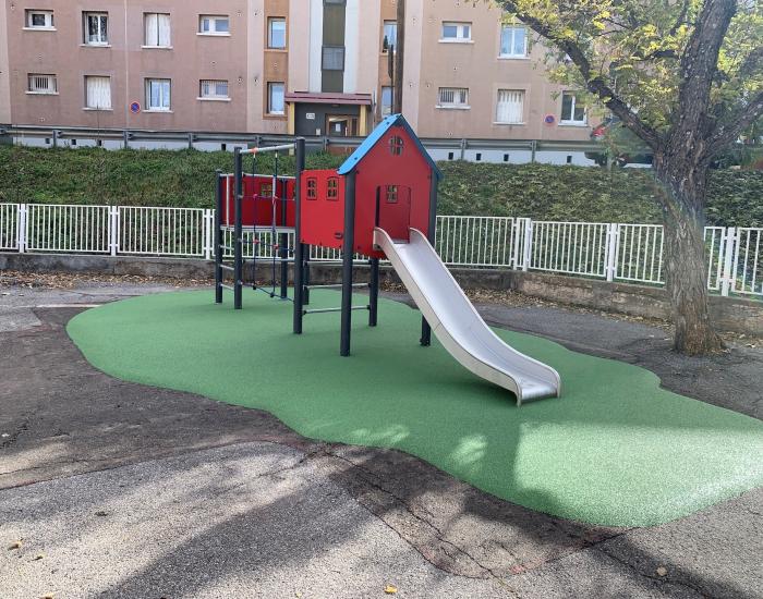 Photo toboggan rouge pour aménagement aire de jeux pour enfants