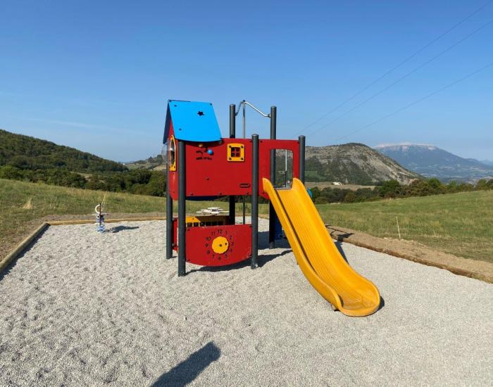 photo d'un toboggan dans une aire de jeux pour aménagement
