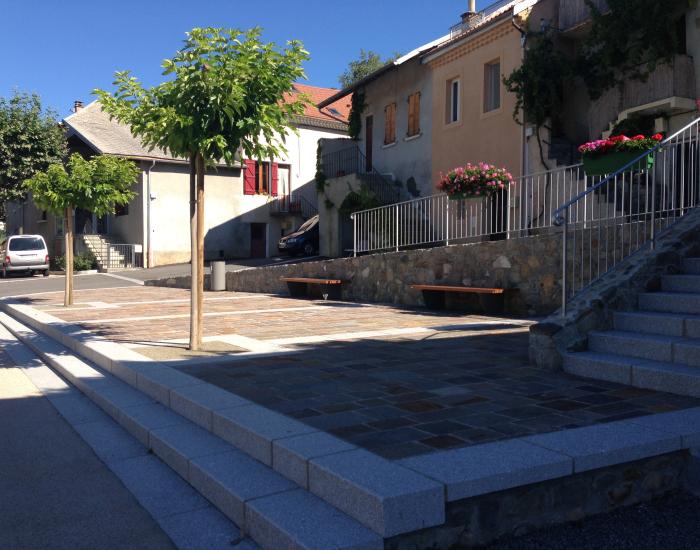 Photo en extérieur d'une maison et des escaliers